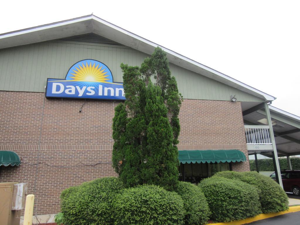 Days Inn By Wyndham Columbia Ne Fort Jackson Exterior photo