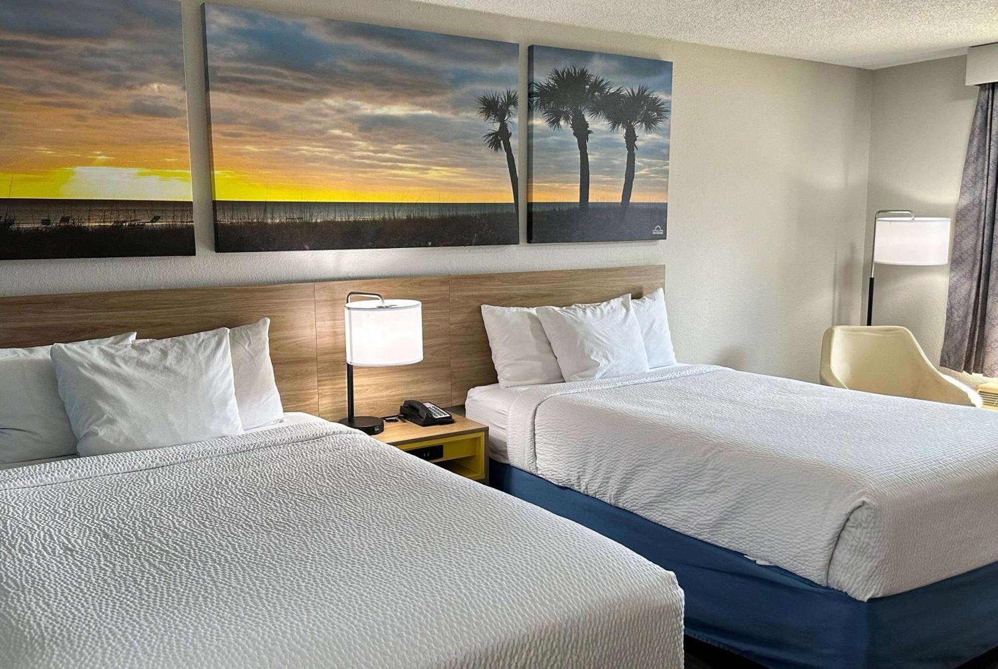 Days Inn By Wyndham Columbia Ne Fort Jackson Exterior photo