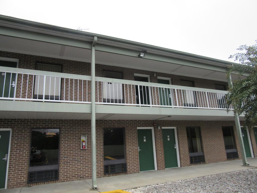 Days Inn By Wyndham Columbia Ne Fort Jackson Exterior photo